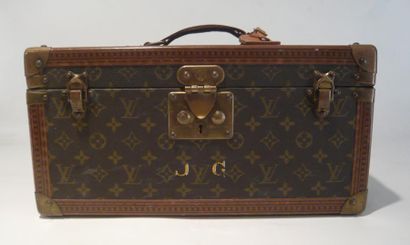 LOUIS VUITTON N° 950947 Vanity Case en toile monogram et cuir, avec clefs - Longueur:...