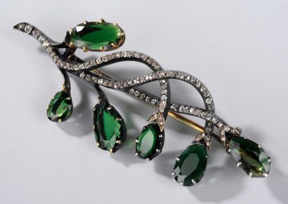 null Broche feuillage en or 14k et argent ornée de six tourmalines oblongues le tout...