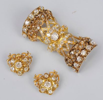 null Ensemble composé d'une broche en or en forme de noeud pavée de diamants taille...