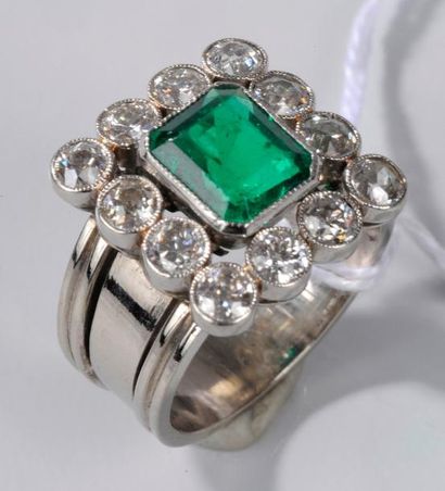 null Bague en or rectangulaire ornée d'une émeraude entourée de diamants - Poids...