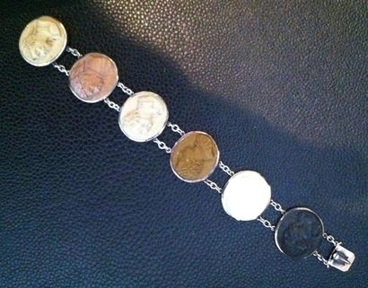 null Bracelet en métal orné de six médaillons en pierre de lave représentant des...