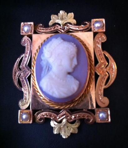 null Broche en or centrée d'un camée agate profil de femme encadré de quatre perles...