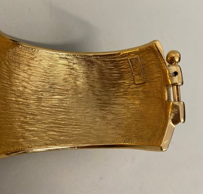 null YVES SAINT LAURENT Made in France by Robert GOOSSENS Gold-plated metal bracelet...
