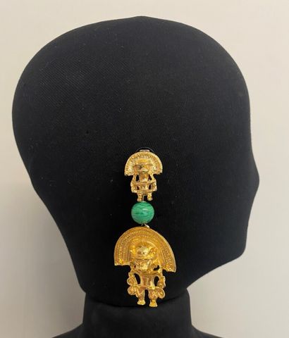 null YVES SAINT LAURENT Paire de clips d'oreilles en métal doré à figurines aztèques...