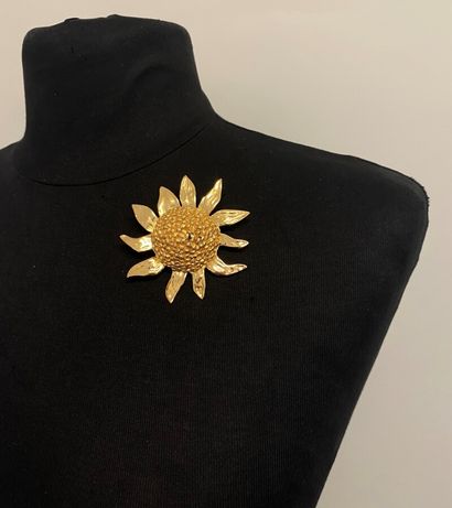 null YVES SAINT LAURENT By ROBERT GOOSSENS Made in France Sunflower brooch in gold-plated...