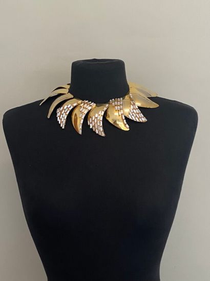 null YVES SAINT LAURENT Necklace with fins in plain gold metal and rhinestones baguettes...