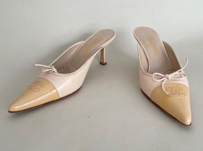 null CHANEL Made in Italy Pair of ivory leather and cream patent mules - Size 39

(good...