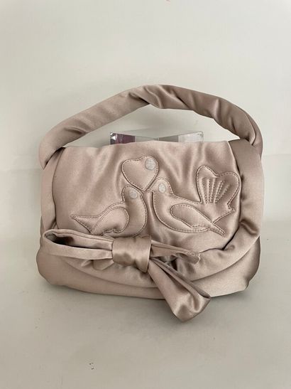 null SONIA RYKIEL Paris Pearl grey satin handbag with doves and bow

Width 28cm

(good...