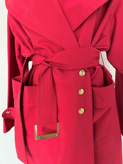 null CHANEL Boutique Robe manteau en coton rouge boutons et boucle en métal doré...