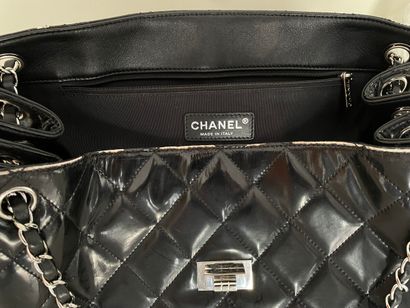 null 
CHANEL (n° 14530595) Quilted black patent leather accordion flap bag with chrome...