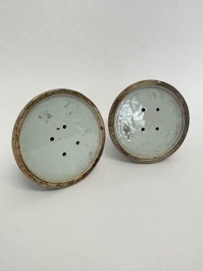 null China, Daoguang period
Pair of headdress holders in porcelain and enamels of...