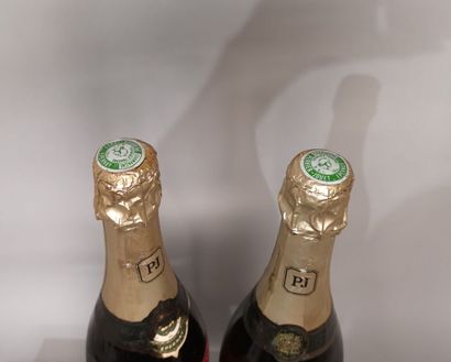 null 2 bouteilles CHAMPAGNE Grand Brut - PERRIER JOUET Années 1990 

Etiquettes ...