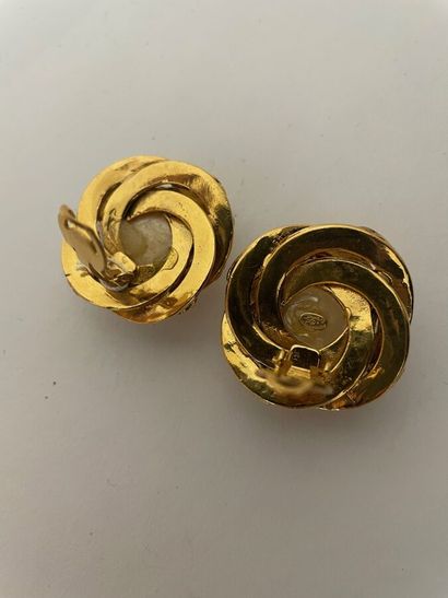 null CHANEL Made in France Paire de clips d'oreilles fleur en métal doré aux chiffres...