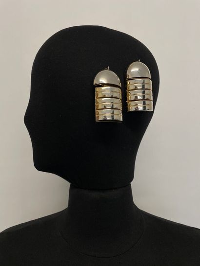 null Attributed to PACO RABANNE Pair of gilded metal ear clips - unsigned
6X3,5 ...