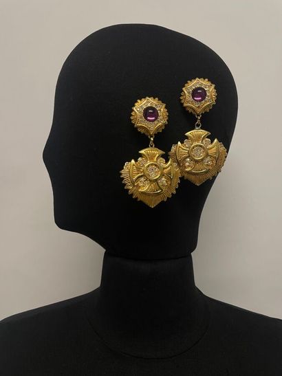 null Pair of ear clips with Maltese cross pendant in gilded metal with amethyst glass...