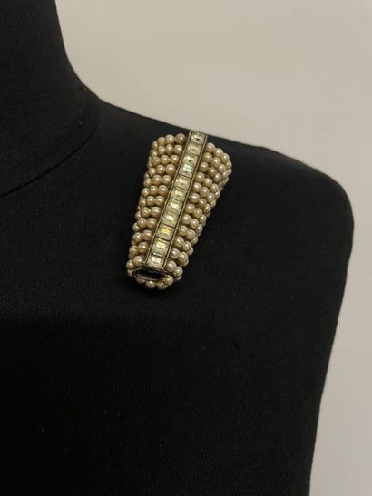 null Silver plated metal quiver lapel clip decorated with pearly pearls and line...