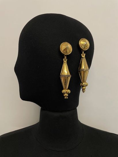 null SCOOTER Paris Pair of ear clips with beaded ovoid tassel in gold metal - signed
Ht...