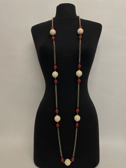 null Long necklace made of gilded metal, ivory bakelite balls and coral godronnées...