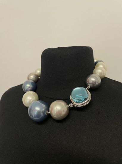 null Necklace made of large white and grey pearly beads with a half ball clasp of...