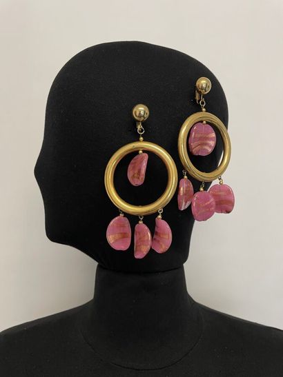 null Pair of circular ear clips in gold metal and pink and gold glass petals - unsigned
11...