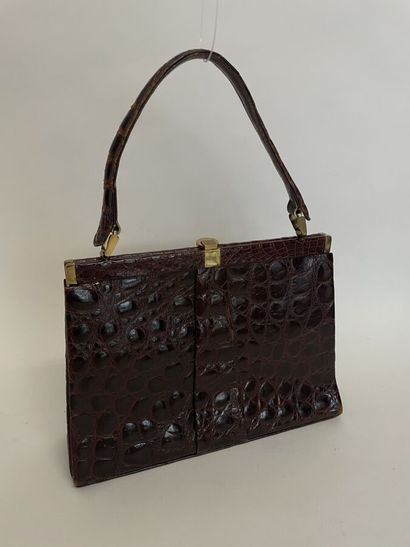 null Brown crocodile leather handbag with golden metal clasp - circa 50
(corners...