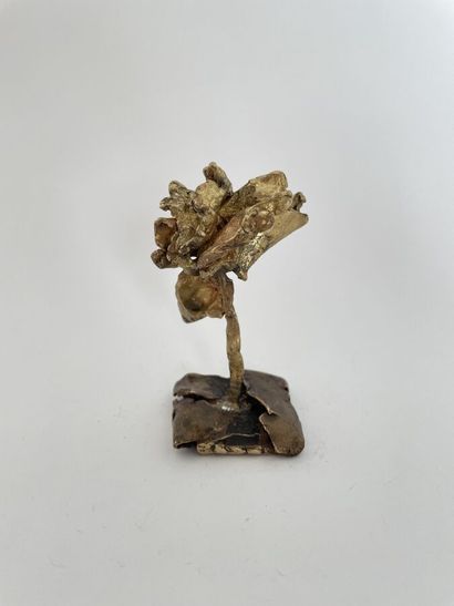 null CHRISTIANE BILLET Fleur en bronze brut patiné - signée 
Hauteur 9 cm 