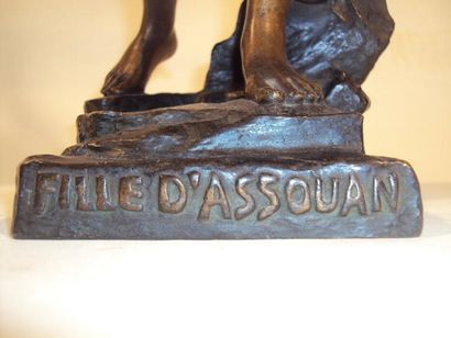 G. COUDRAY La fille d'Assouan bronze orientaliste Ht: 49 cm