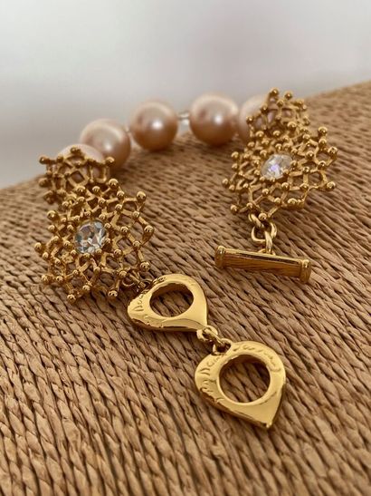 null YVES SAINT LAURENT Made in France Bracelet de perles nacrées et fleurs ajourées...