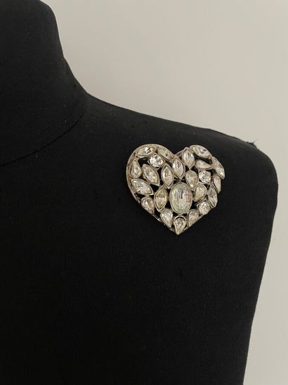 null YVES SAINT LAURENT Haute Couture Broche coeur en métal argenté et strass translucides...