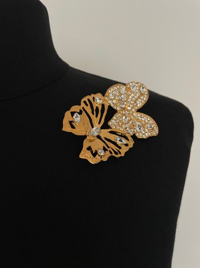 null YVES SAINT LAURENT Made In France Broche Papillons en métal doré ajouré et strass...