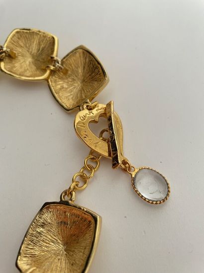 null YVES SAINT LAURENT Made in France Collier en métal doré à motifs pyramidaux...