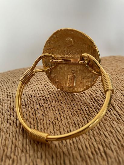 null YVES SAINT LAURENT Made in France par ROBERT GOOSSENS Bracelet rigide en métal...