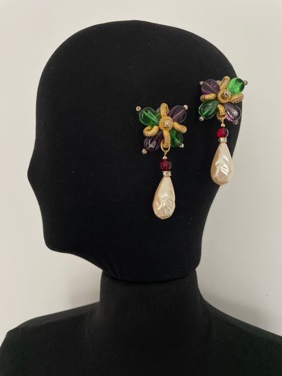 null YVES SAINT LAURENT Haute Couture Paire de clips d'oreilles fleur stylisée en...