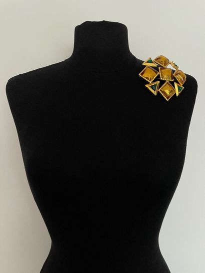 null YVES SAINT LAURENT Haute Couture Broche croix étoilée en métal doré cabochons...