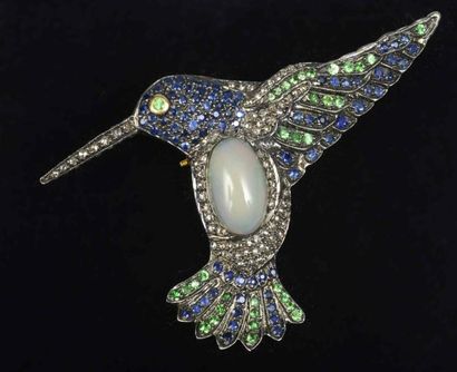 null Broche Colibri en argent et or ornée d'une opale entourée d'un pavage de diamants...