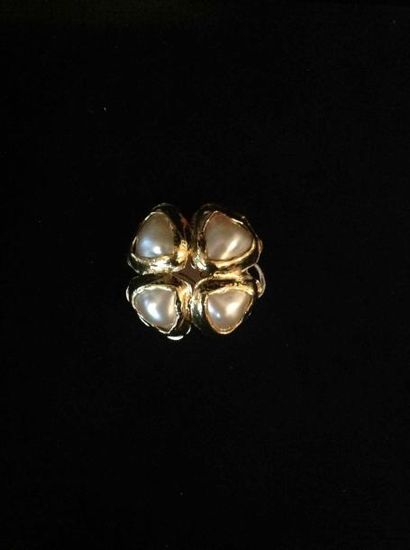CHANEL Broche Trèfle en métal doré ornée de quatre perles nacrées - Diamètre: 5 ...