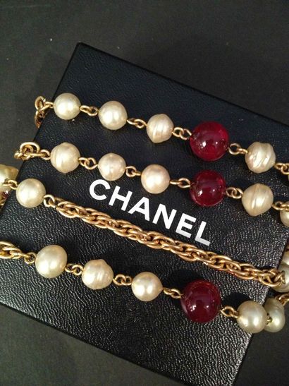 CHANEL Long sautoir en métal doré alterné de perles de verre rouges et nacrées -...