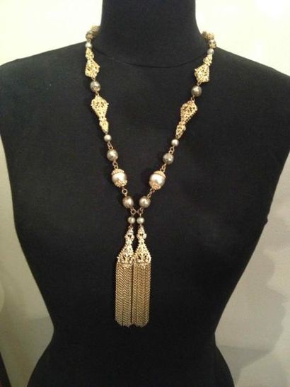 CHANEL Collier en métal doré à pompon composé de motifs ciselés et perles nacrées...
