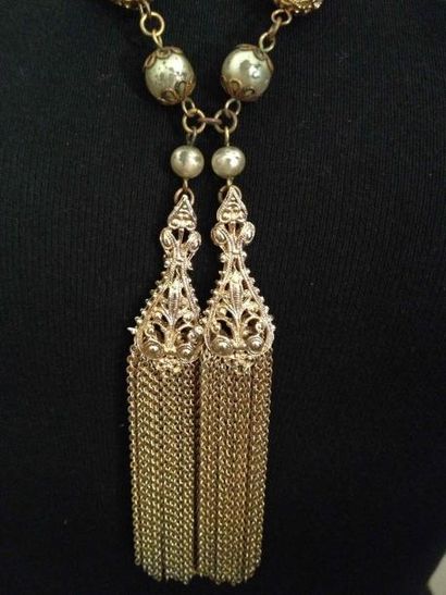 CHANEL Collier en métal doré à pompon composé de motifs ciselés et perles nacrées...