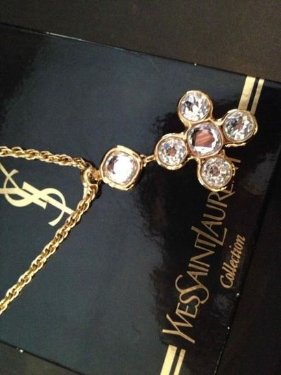 YVES SAINT LAURENT Collier retenant une croix en cristal de Swarovski- Longueur:...