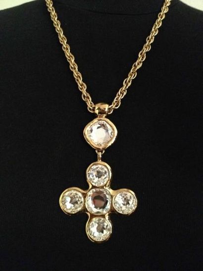 YVES SAINT LAURENT Collier retenant une croix en cristal de Swarovski- Longueur:...