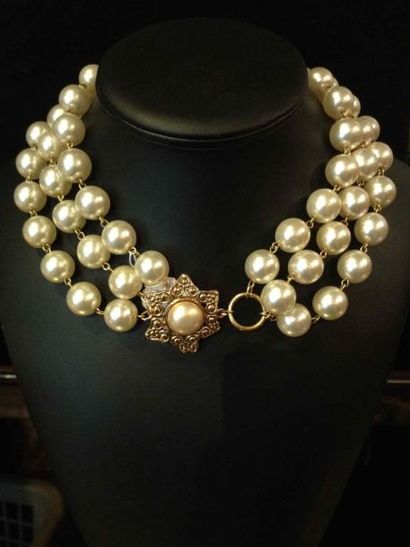 CHANEL Collier composé de trois rangs de perles nacrées, fermoir étoile - Circa 1990...
