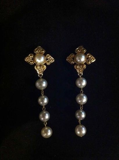 CHANEL Paire de clips d'oreilles en métal doré à pampilles en perles nacrées - Circa...
