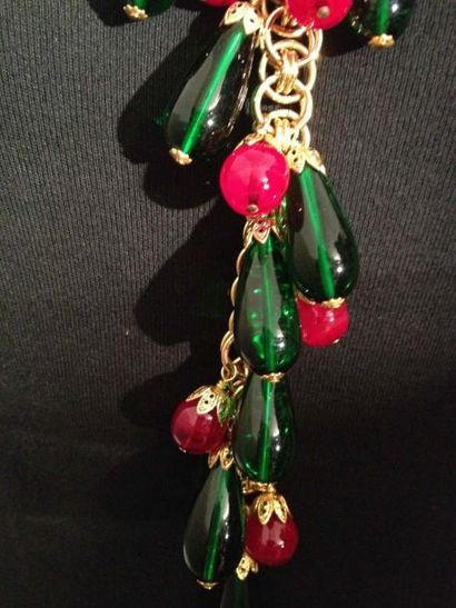 CHANEL Collier cravate en métal doré alterné de perles de verre rouges et vertes...