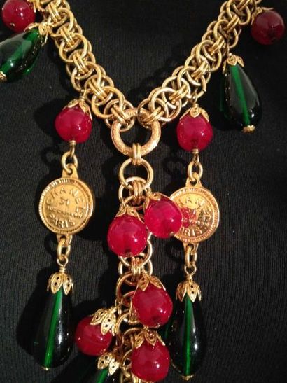 CHANEL Collier cravate en métal doré alterné de perles de verre rouges et vertes...