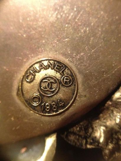CHANEL Broche- pendentif ronde en métal doré ciselé ornée de cabochons de verre de...