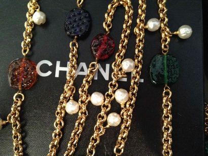 CHANEL Extra Long sautoir en métal doré, pâte de verre multicolore et perles nacrées...