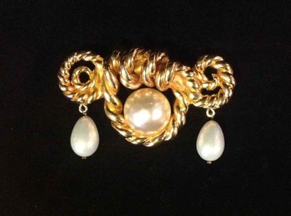 CHANEL Broche Cordage en résine dorée retenant deux perles nacrées de forme goutte-...