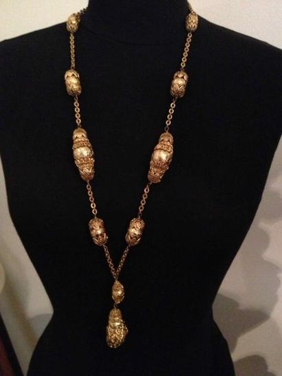 CHANEL par ROBERT GOOSSENS Collier à pampilles composé de perles en métal doré ciselées...