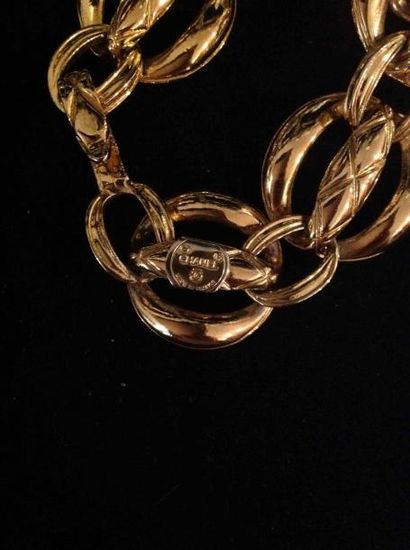 CHANEL Collier en métal doré composé de maillons matelassés- Circa 1980 - Longueur:...